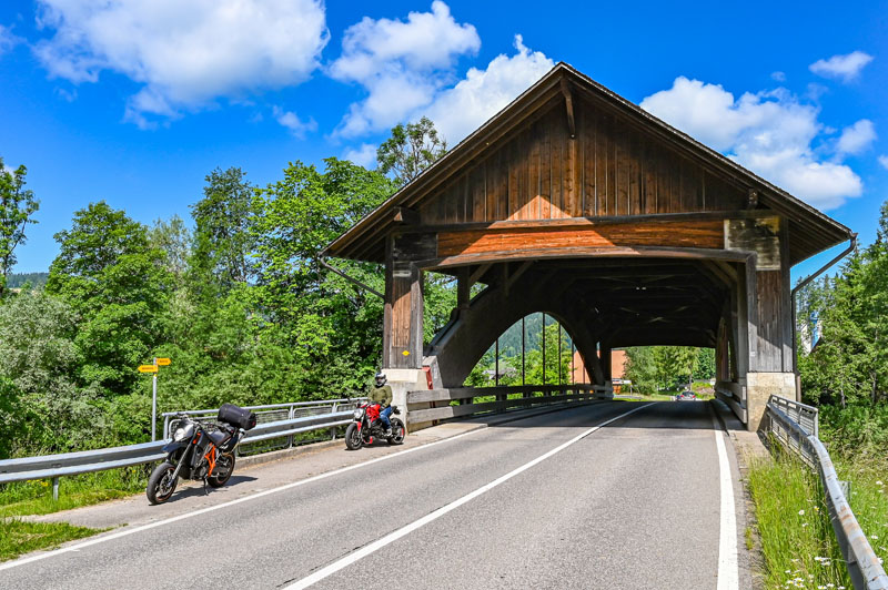 Über verwinkelte Landstrassen durchs Berner Oberland