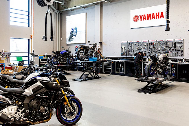 Grosse Yamaha Werkstatt